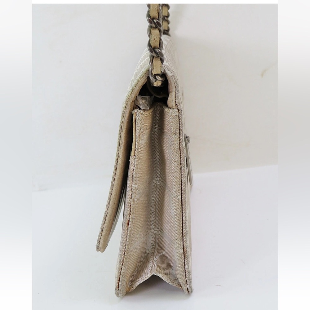 CHANEL Beige Crossbody Bag with Chain Strap - Picture 4 of 16